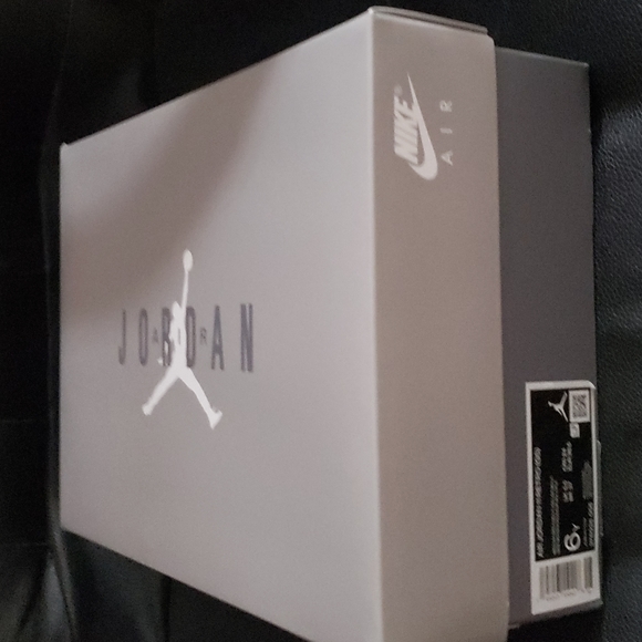 AIR JORDAN 11 RETRO (GS) 'Cool Grey' 2021 - Picture 11 of 16